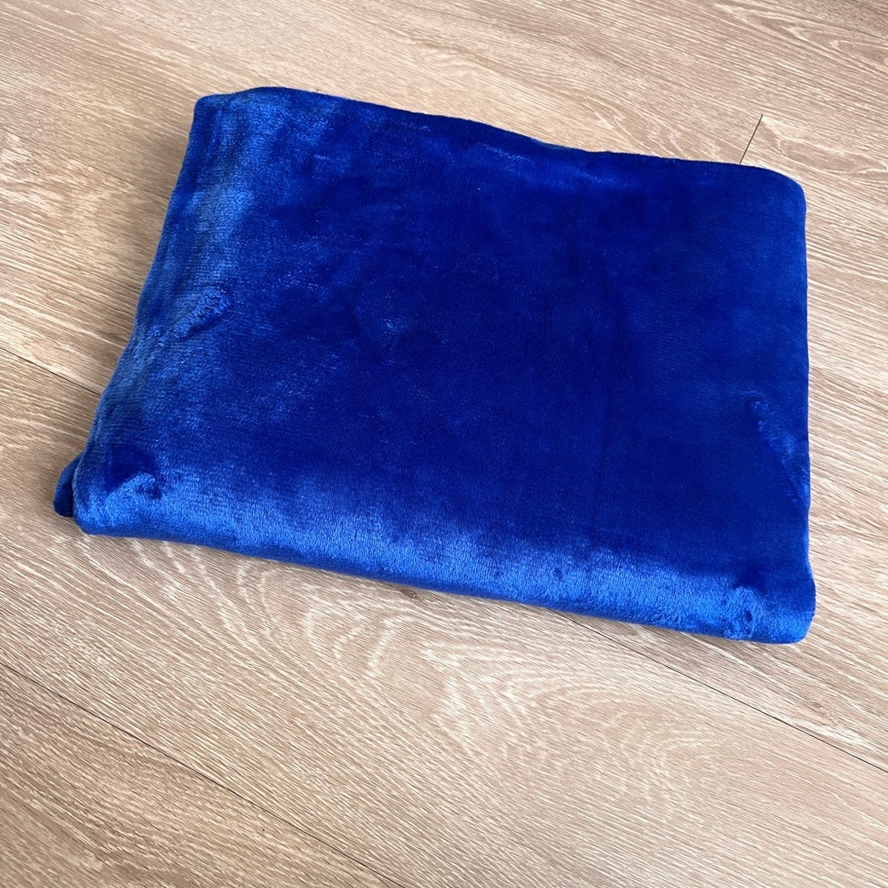 Luxurious Blue Throw Blanket